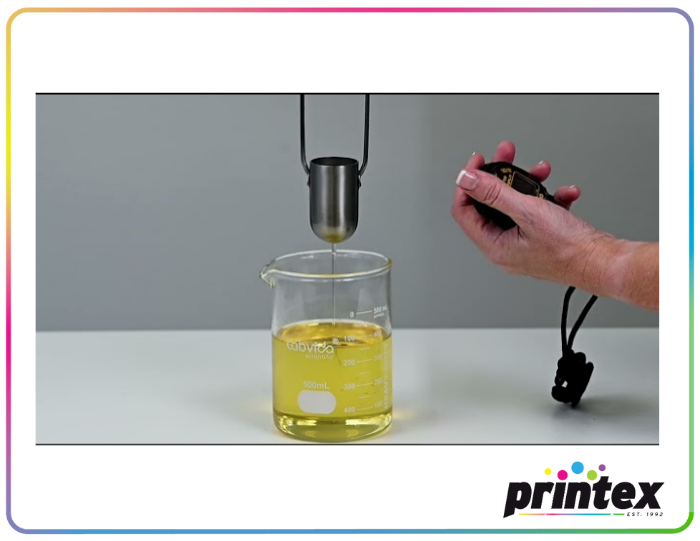 Técnico realizando calibración de viscosímetro rotacional con aceite de silicona CANNON.